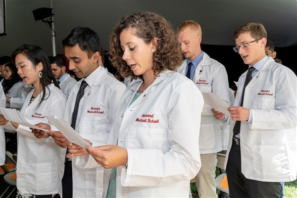 Sinh viên y khoa trong áo blouse trắng