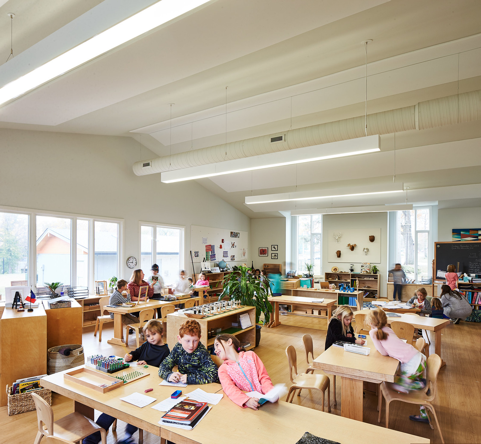 Hoạt động nhóm trong lớp học tiểu học Mỹ giúp trẻ thích nghi.