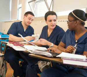 Sinh viên du học Mỹ ngành y tá đang học tập tại trường đại học hàng đầu.