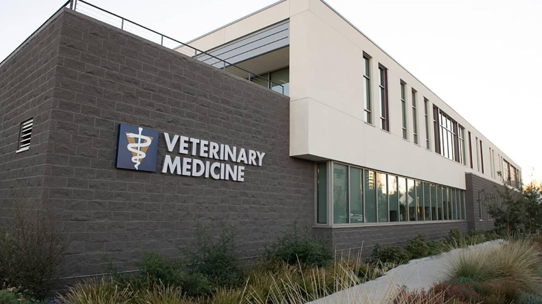 Trường Thú Y UC Davis.