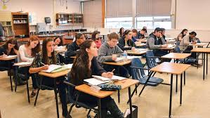 Học sinh quốc tế trong lớp học trung học Mỹ