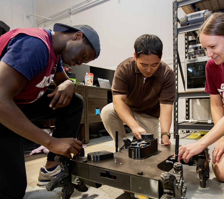 Sinh viên đang thực hành dự án Robotics tại các lab đại học hàng đầu